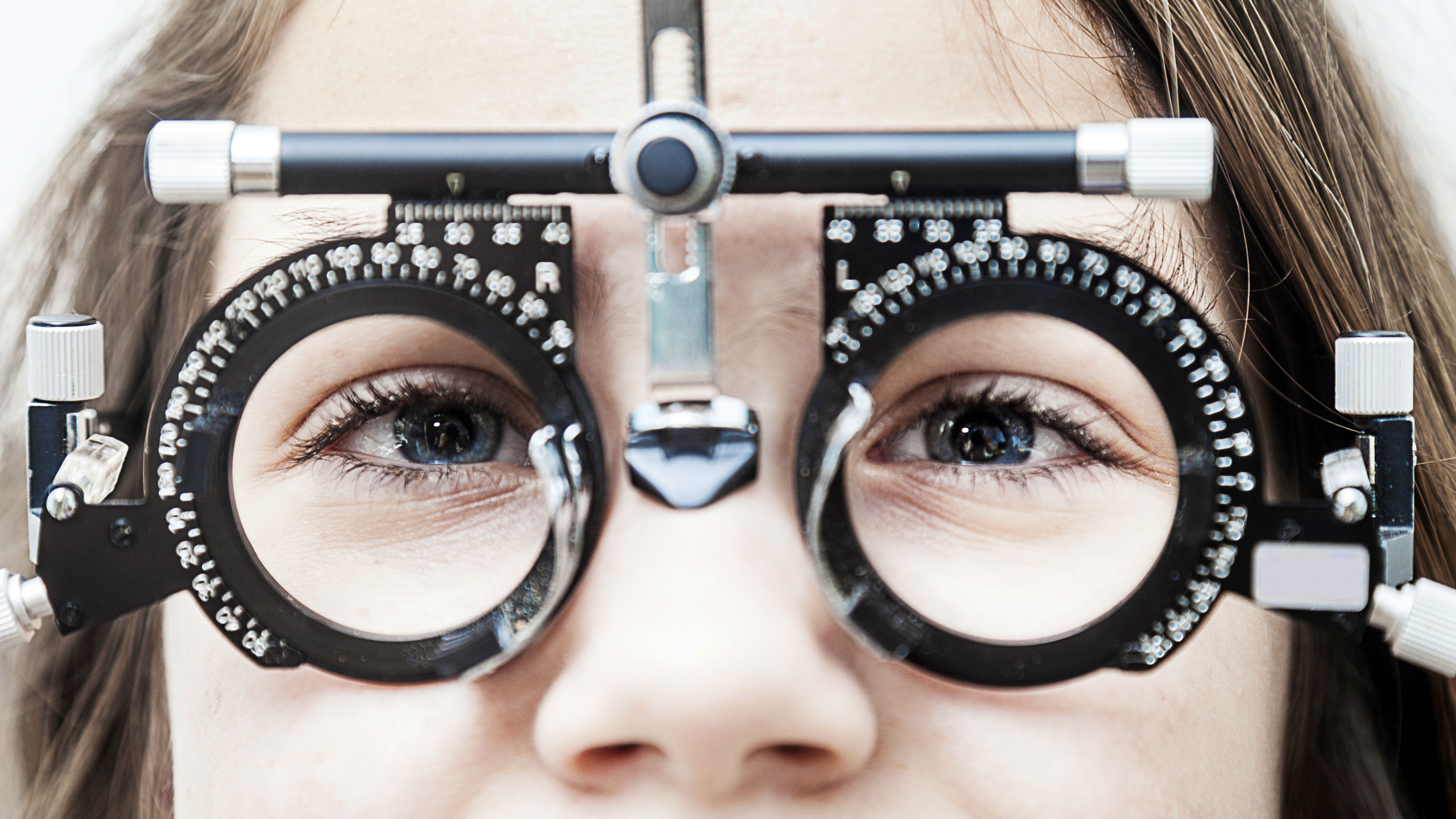 Оптическая в жизни человека. Очки окулиста. Очки для зрения. Очки и линзы. Аппарат для исправления зрения с линзами.