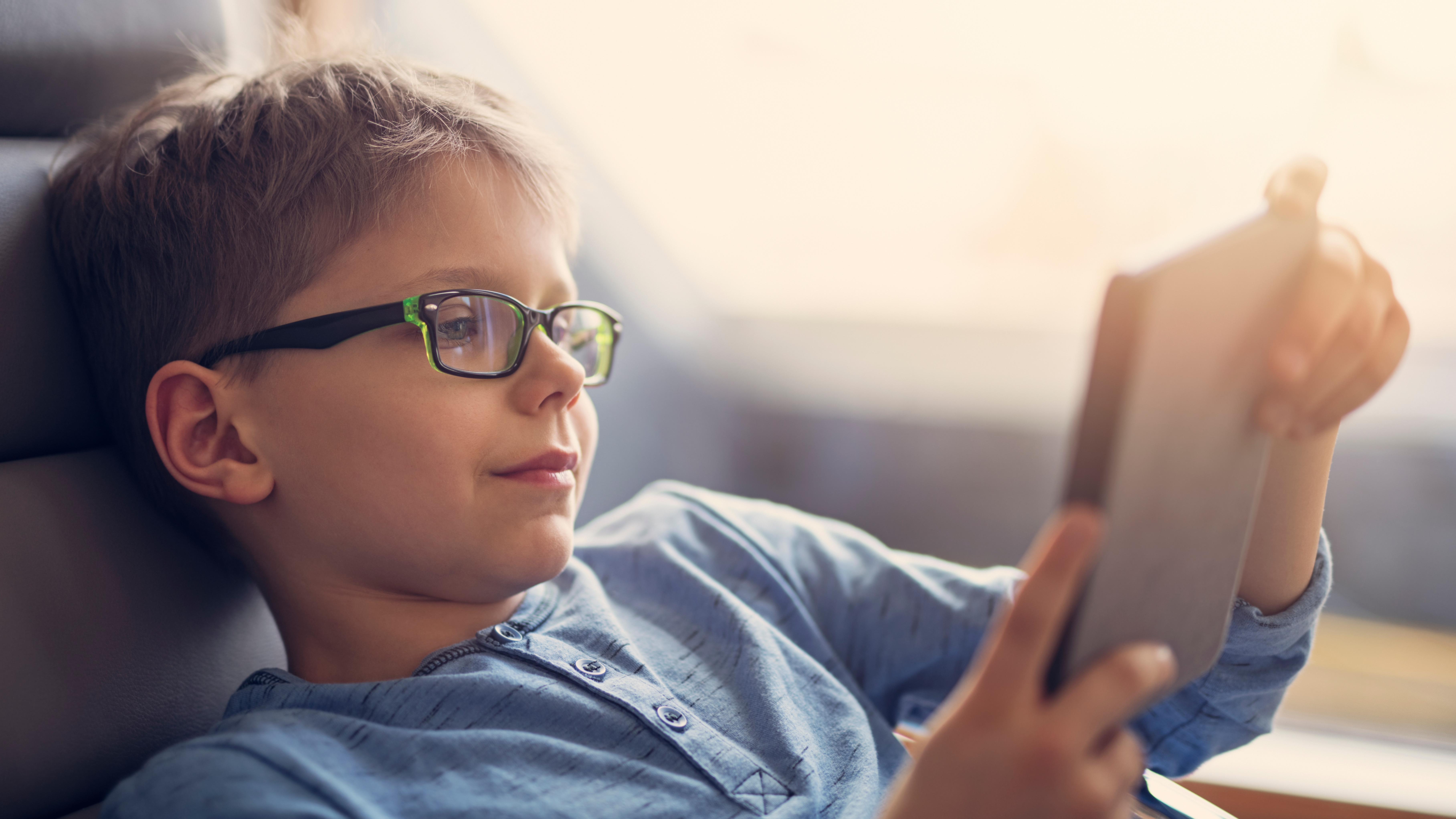 Читать мальчик 8 лет. Дети в очках. Очки для детей. Мальчик читает книгу. Ребенок интроверт фото.