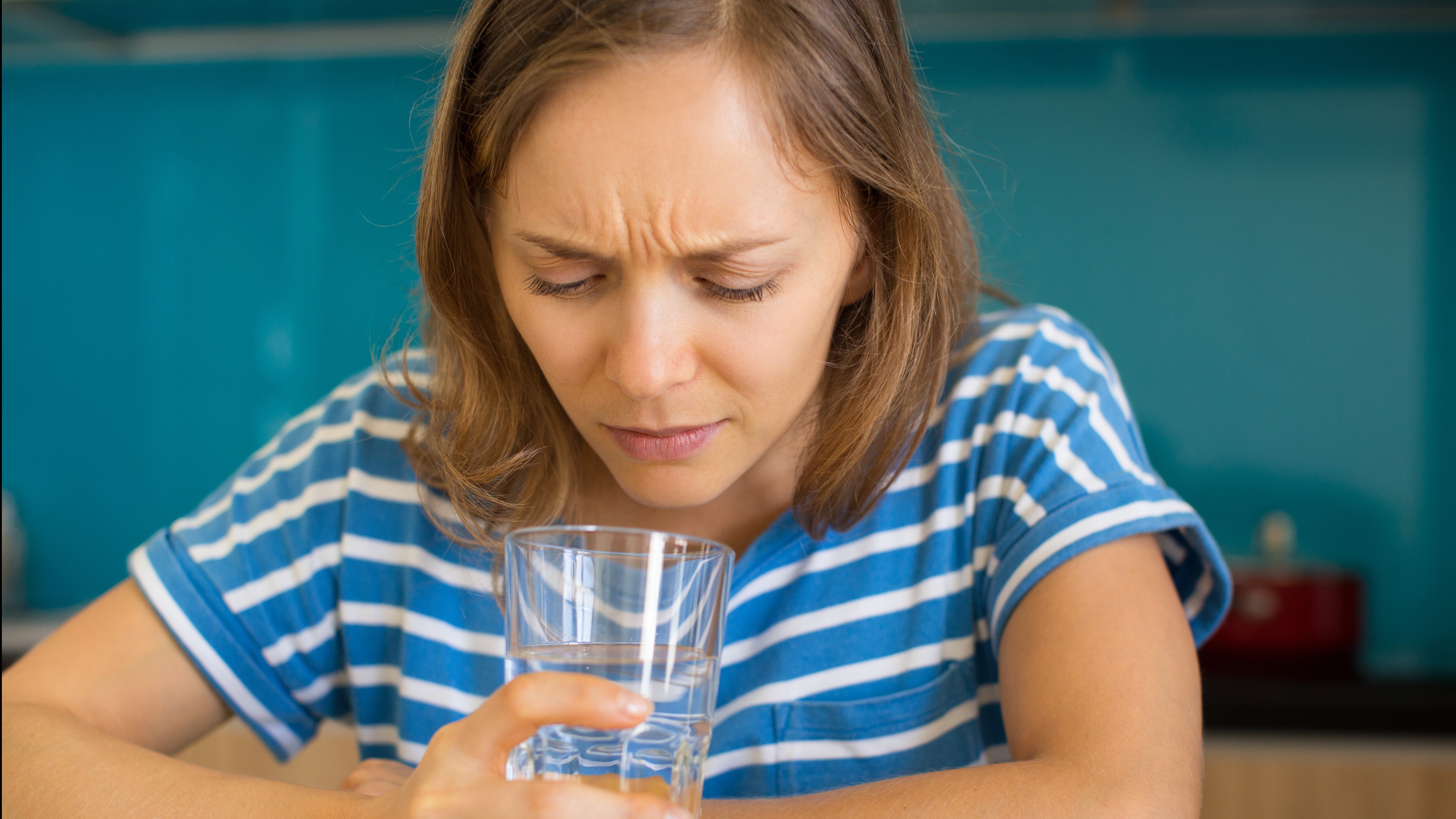 Почему плохой вкус. Девушка со стаканом воды. Женщина пьет. Невкусная вода.