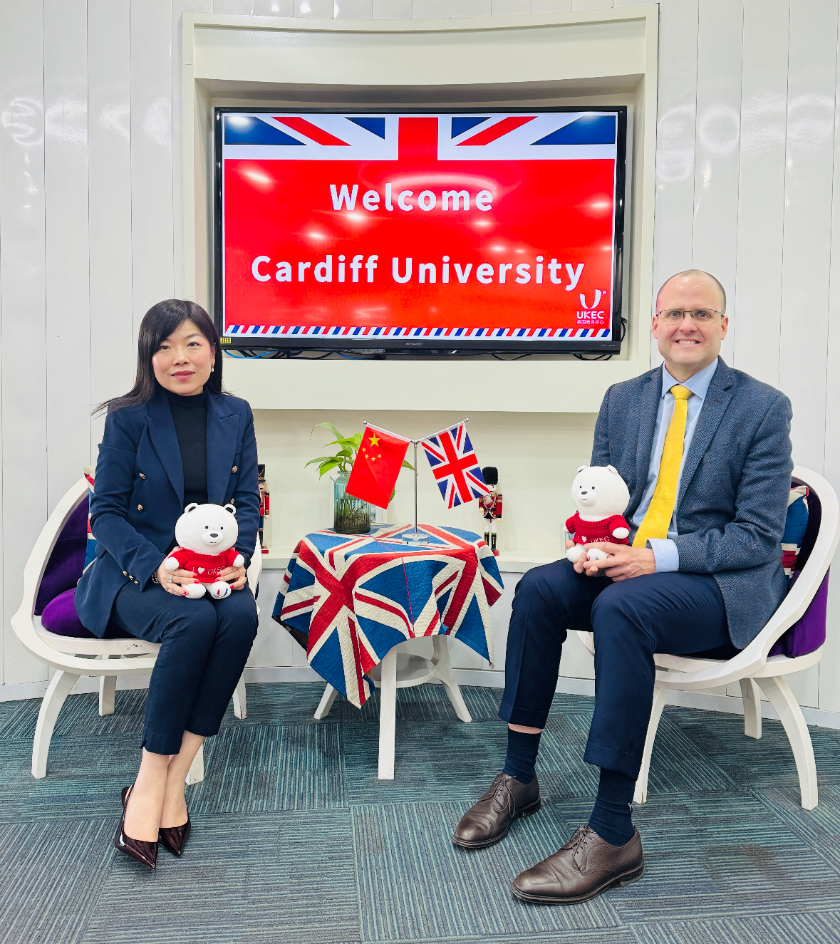 Cardiff Business School strengthens ties in China - News - Cardiff ...